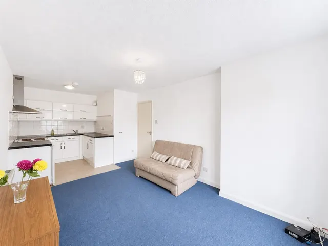 Staines Road, Hounslow, TW3, photo 2
