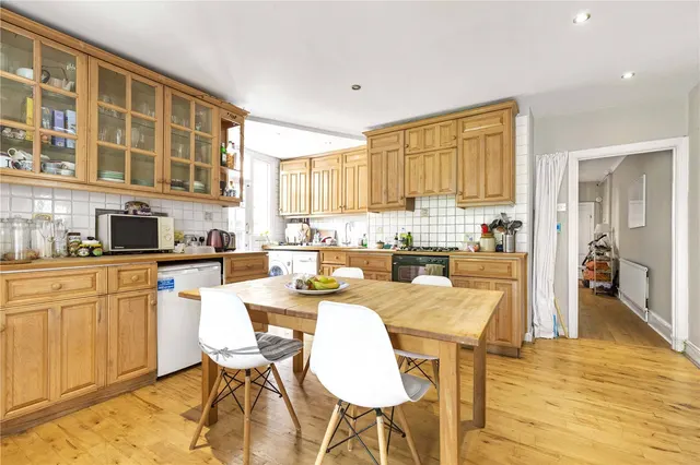 Burntwood Lane, London, SW17, photo 1