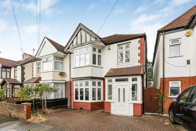 Sudbury Heights Avenue, Greenford, UB6, photo 1