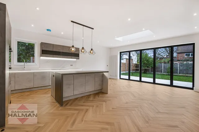Brooklands Crescent, Sale, photo 2