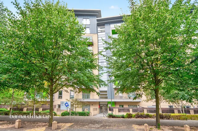 Lakeside Drive, London, photo 1