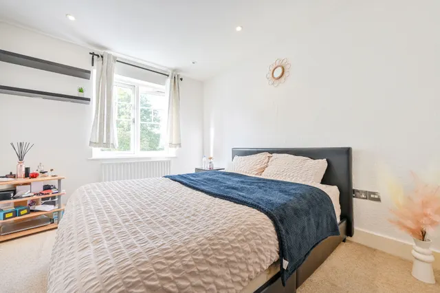 Photo 3 — Flat 4, 322 Ewell Road, Surbiton