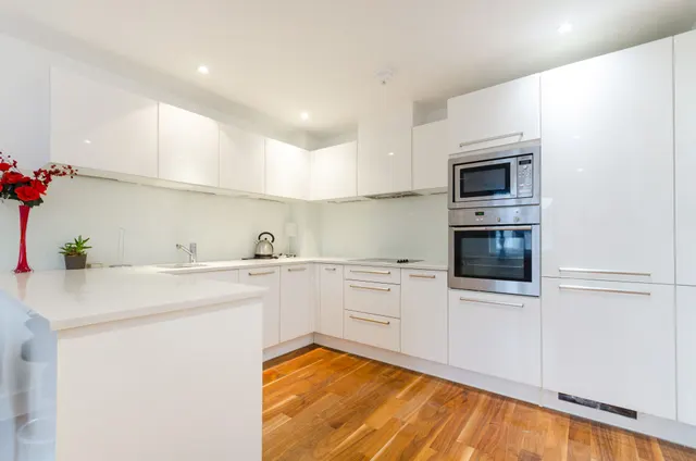 Photo 2 — Flat 4, 322 Ewell Road, Surbiton