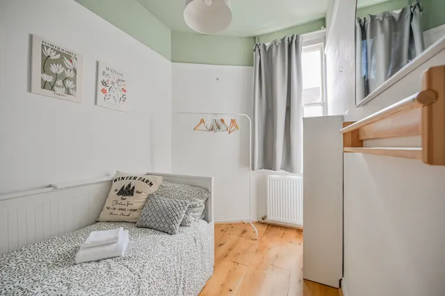 Photo 2 — 95 Birkbeck Mansions, Birkbeck Road, London
