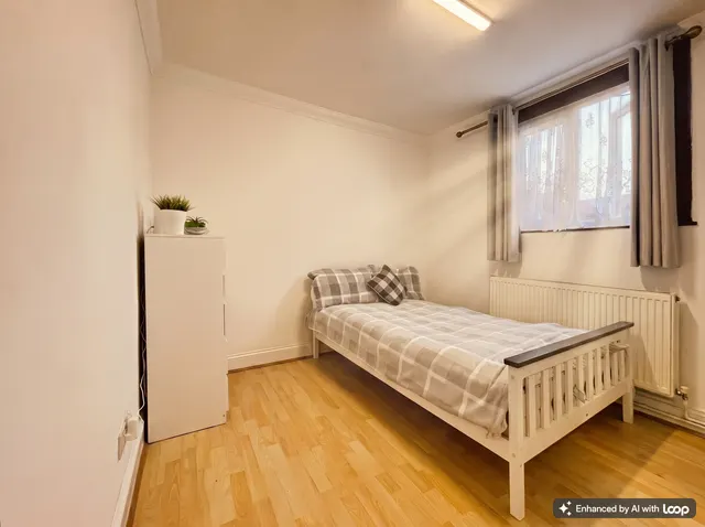 Ernald Avenue, London, E6, photo 1