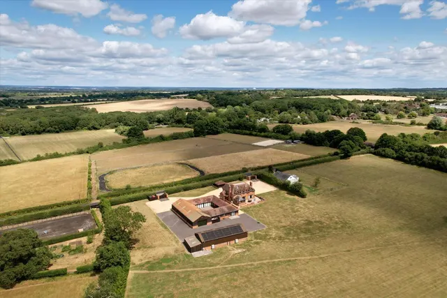 Bottle Lane, Warfield, RG42, photo 1