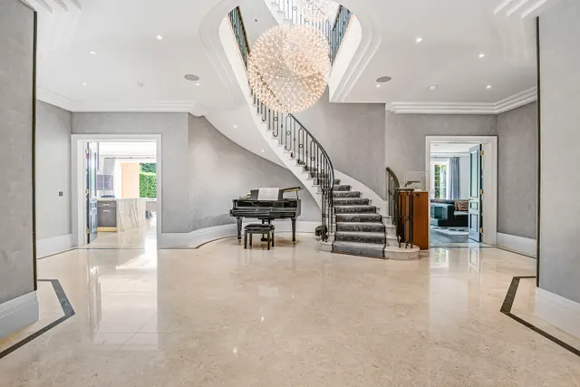 Abbots Drive, Virginia Water, GU25, photo 3