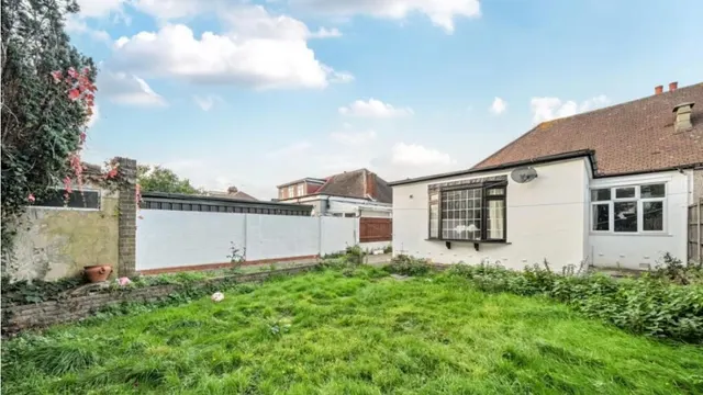 Adelaide Gardens, Romford, RM6 6SS, photo 1