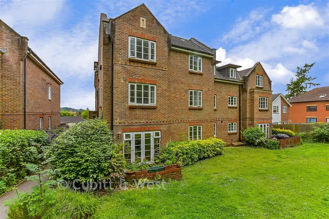 Gatton Park Road, Redhill, RH1, photo 1