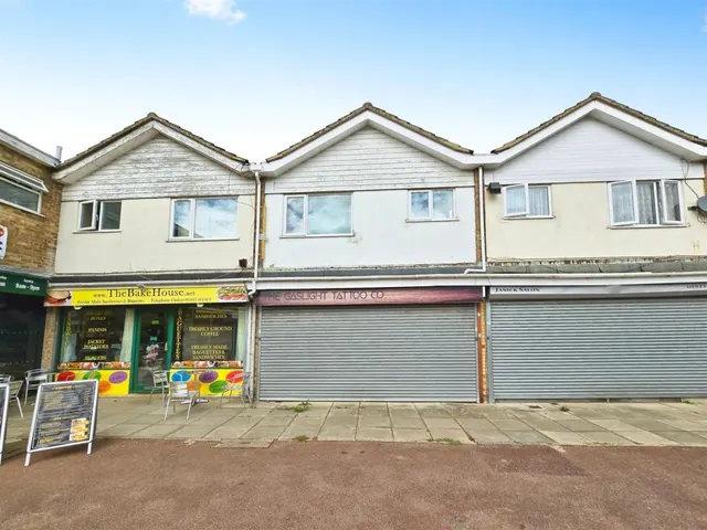 Commercial to Rent in Grangeway, Rushden, NN10, photo 1