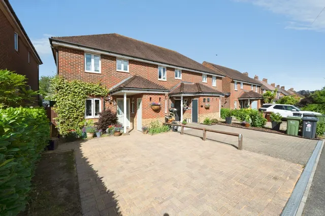 Norwood Close, Effingham, KT24, photo 1