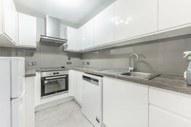 Photo 3 — Flat 6, 1 Queens Gate Terrace, London