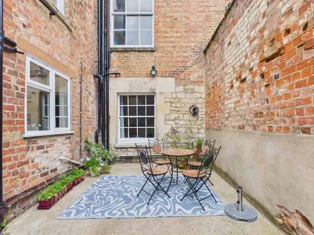 Photo 2 — Flat 2, 16 Lansdown Crescent, Cheltenham, GL50 2LF