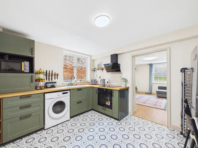 Flat 2, 16 Lansdown Crescent, Cheltenham, GL50 2LF, photo 1