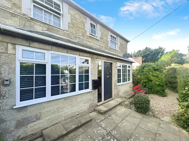 High Street, Niton, PO38, photo 3