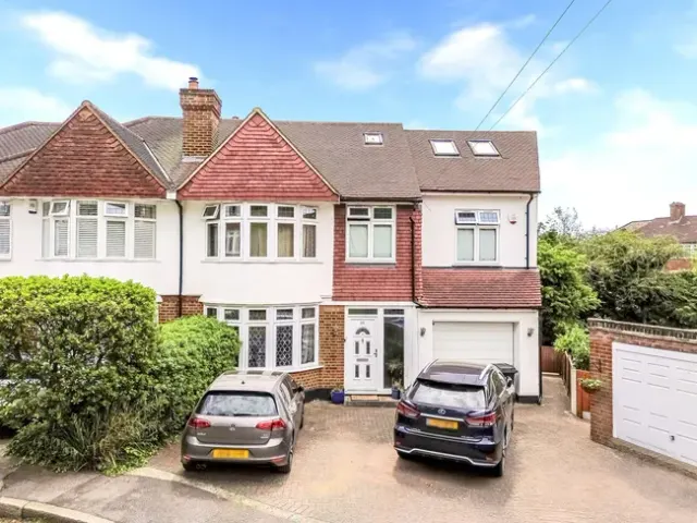 Mayfair Gardens, Woodford Green, IG8
