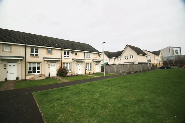 Laymoor Walk, Ferry Village, Braehead, PA4 8BQ, photo 1