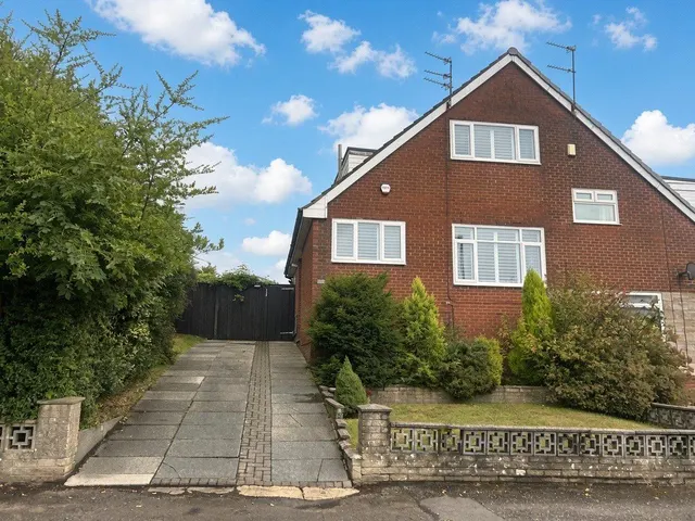Yorkdale, Clarksfield, OL4, photo 1