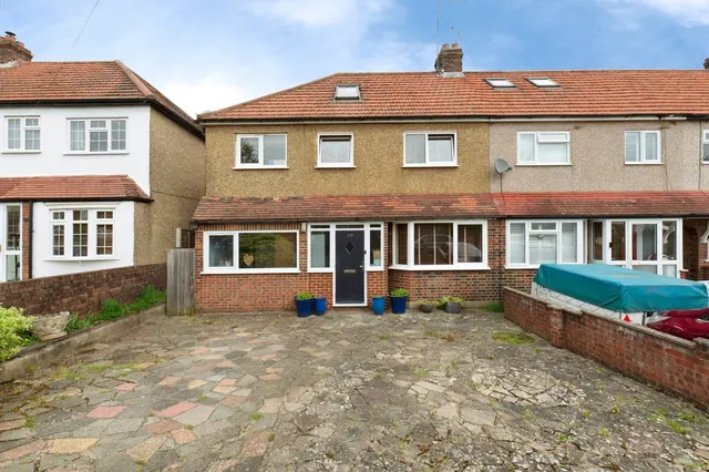 Compton Crescent, Chessington, KT9, photo 1