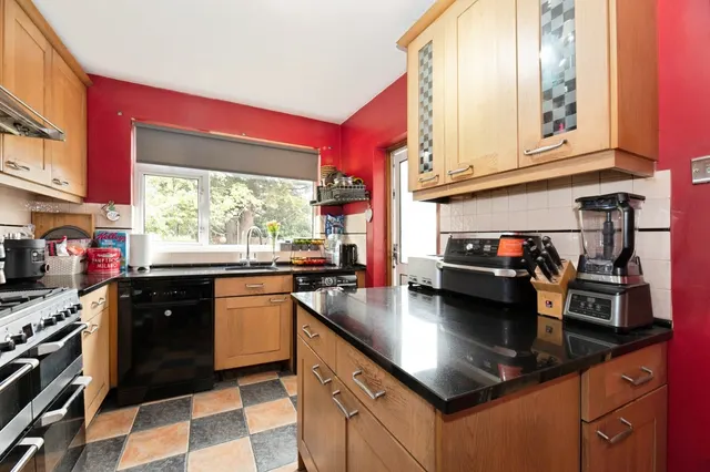 Compton Crescent, Chessington, KT9, photo 3