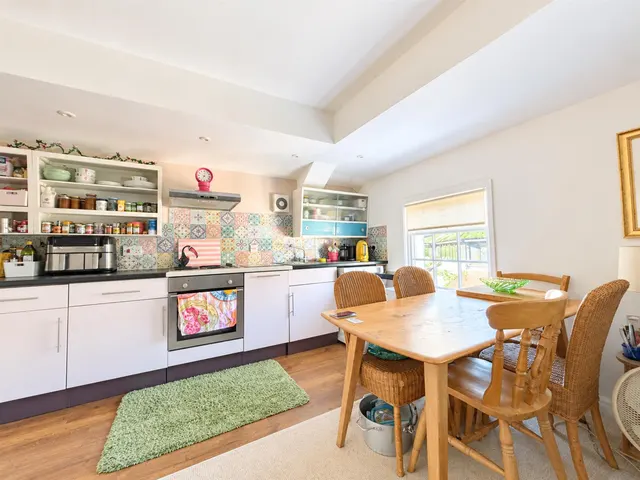 Highstreet, Leatherhead, KT22, photo 3