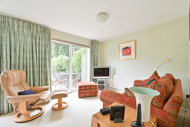 Photo 2 — 4 Knoll Green, Paston Road, Hemel Hempstead