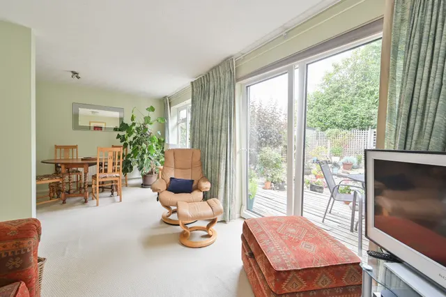 Photo 3 — 4 Knoll Green, Paston Road, Hemel Hempstead