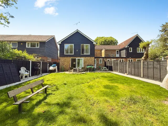 High Street, Roydon, CM19, photo 1