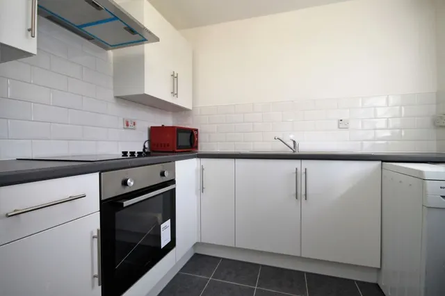 Burns Avenue, Chadwell Heath, RM6, photo 2