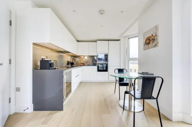 Central Avenue, London, SW6, photo 3