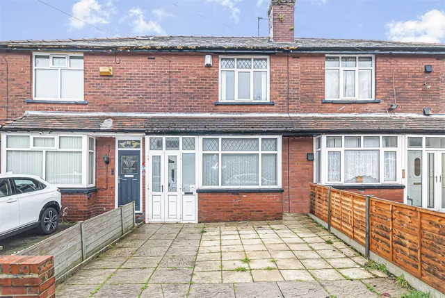 Rochdale Road, Bury, BL9 7HP, photo 1
