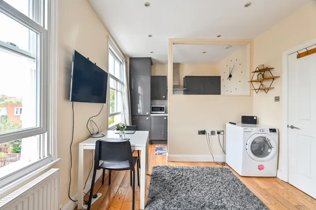 Photo 3 — 94b Mackenzie Road, London