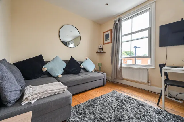 94b Mackenzie Road, London, photo 1