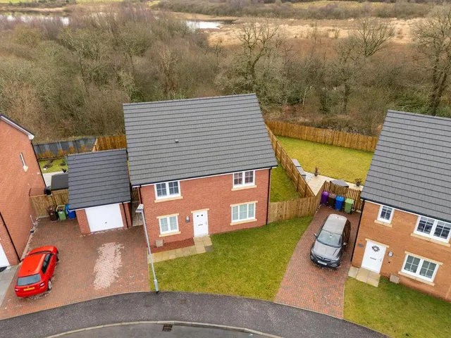 Photo 2 — Loch Grove, Gartcosh, G69 8GH