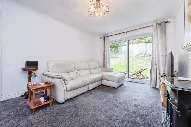 Eleanor Walk, Woburn, MK17, photo 3