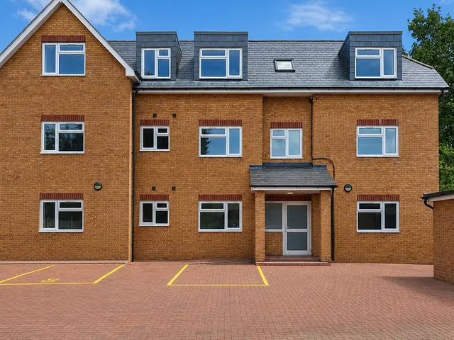 Feltham, TW13 4QS, photo 1
