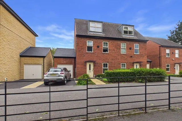 Aster Grove, Seacroft, LS14, photo 1