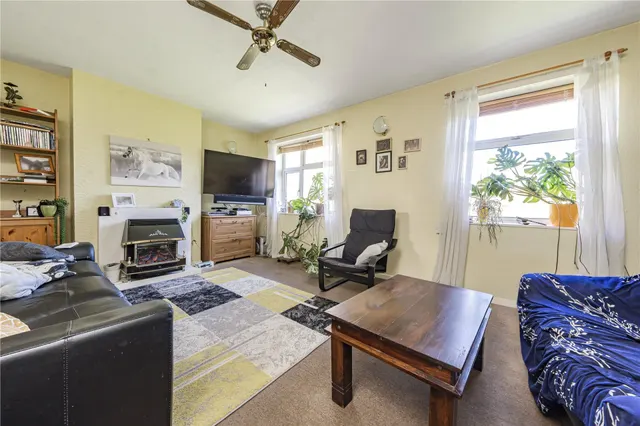 Frensham Drive, London, photo 2