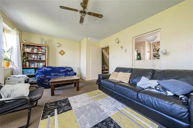 Frensham Drive, London, photo 3