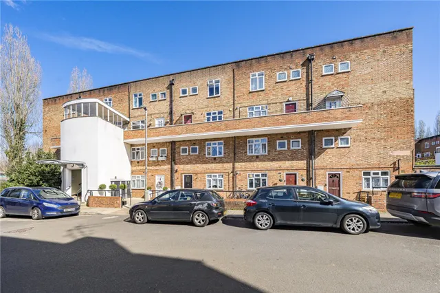 Frensham Drive, London, photo 1