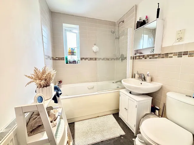 Neale Court, Dagenham, RM9, photo 3