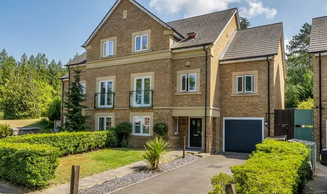 Richmond Crescent, Epsom, KT19, photo 1
