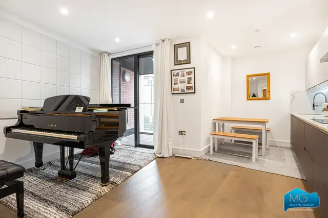 Fox Lane, London, N13, photo 2
