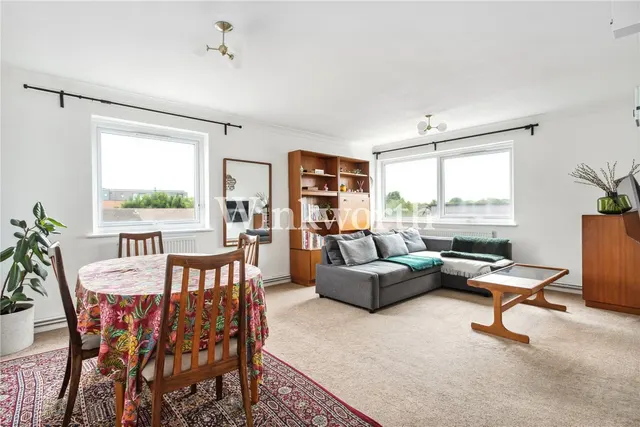 Pellipar Close, London, N13, photo 1