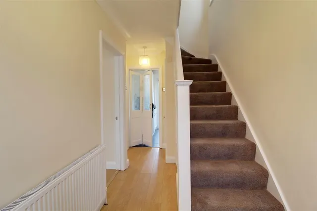 Photo 3 — Cambridge Drive, Potters Bar EN6 3ET