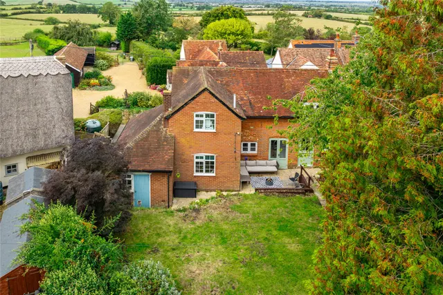 Manor Road, Oving, HP22, photo 3