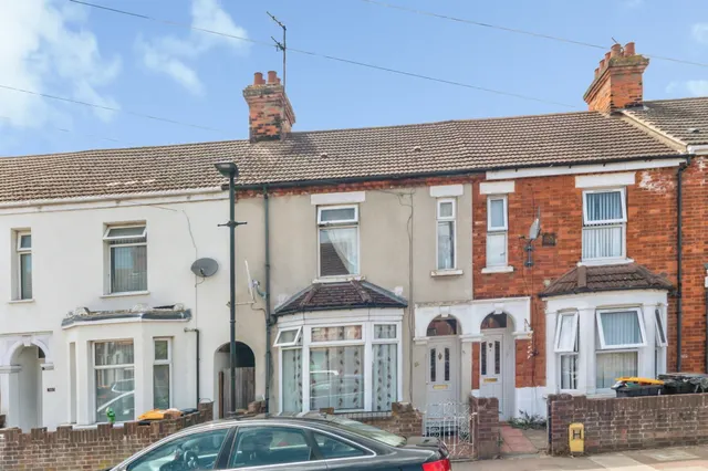 3 bedroom house — Trinity Road, Bedford