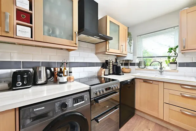 Photo 3 — Maple Close, Ash Vale, Guildford, Surrey, GU12 5JZ