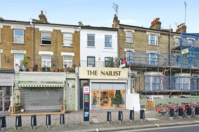 2 bedroom flat — Shepherds Bush Road, London, W6