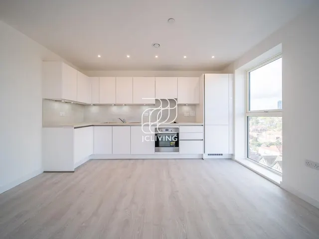 East Acton Lane, London, W3, photo 2
